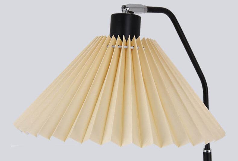 Plisseret gulvlampe