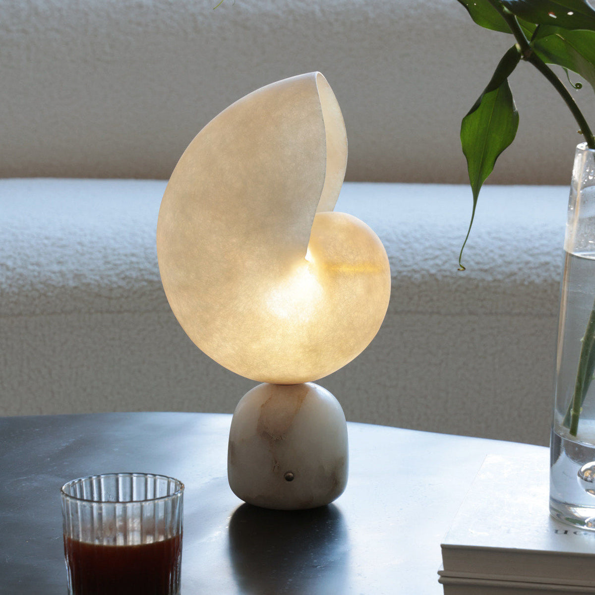 Conch alabast bordlampe