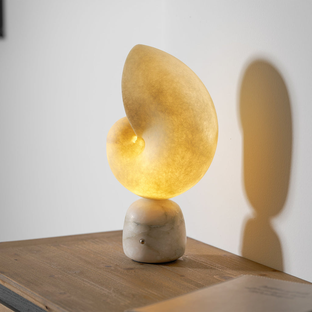 Conch alabast bordlampe