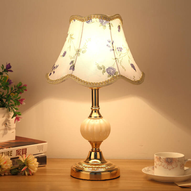 Blomstret bordlampe