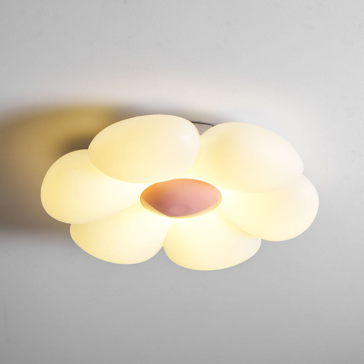 Loftlampe med seks blomsterblade