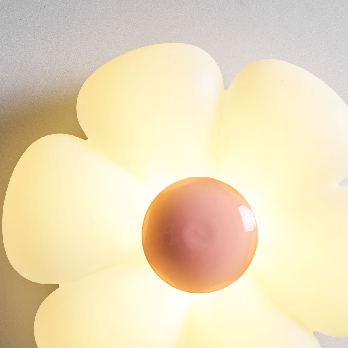 Loftlampe med seks blomsterblade