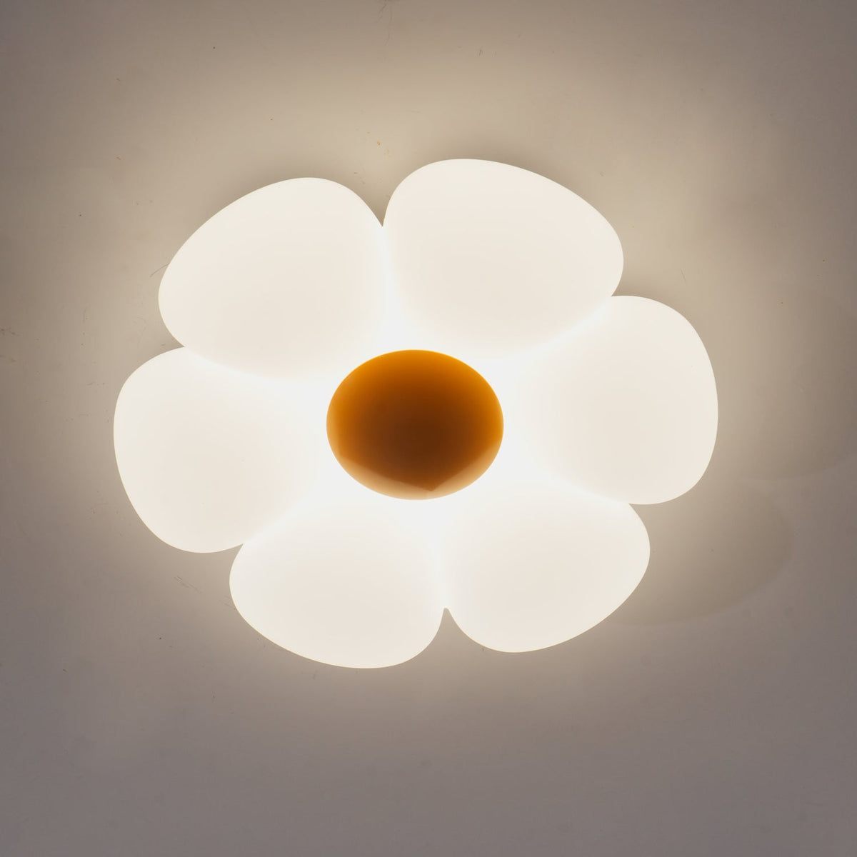 Loftlampe med seks blomsterblade