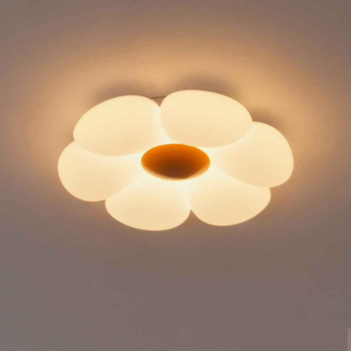 Loftlampe med seks blomsterblade