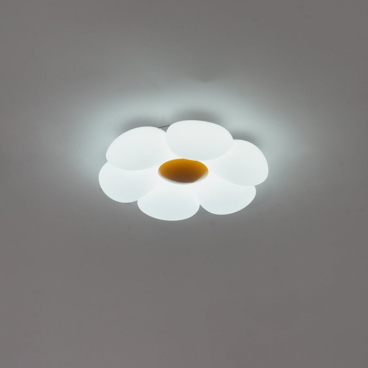 Loftlampe med seks blomsterblade