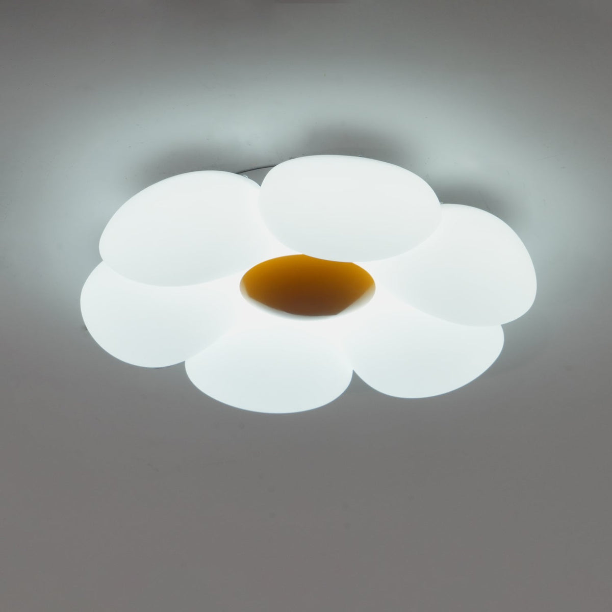 Loftlampe med seks blomsterblade