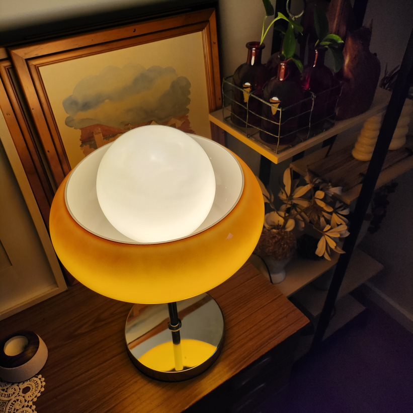 Every Egg Tart bordlampe