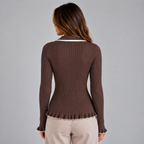 Ribstrikket Bluse med Guldfarvede Knapper
