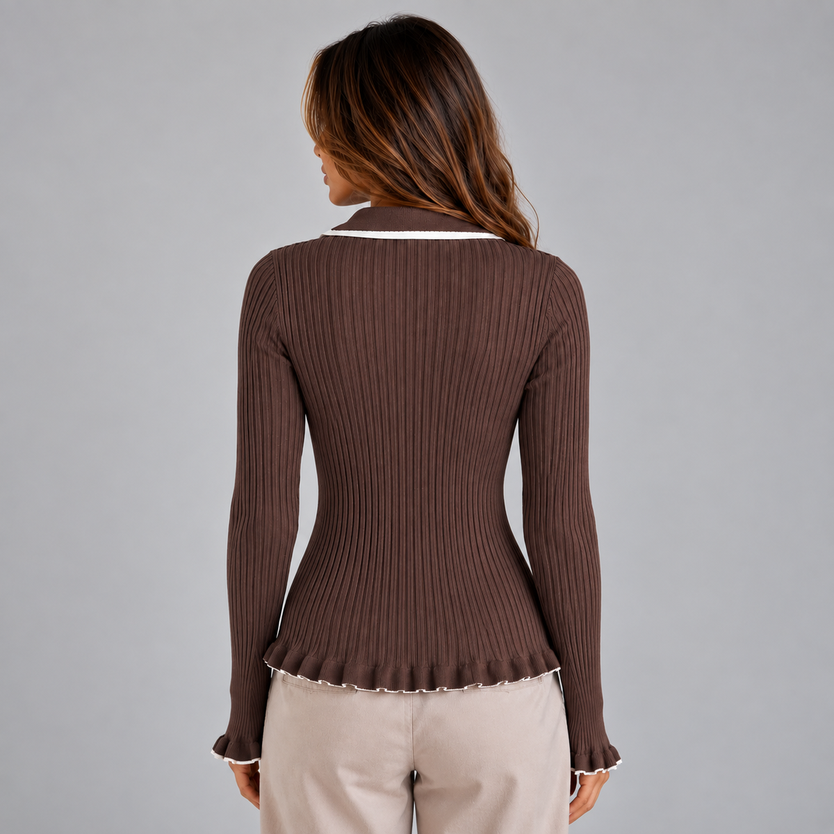 Ribstrikket Bluse med Guldfarvede Knapper