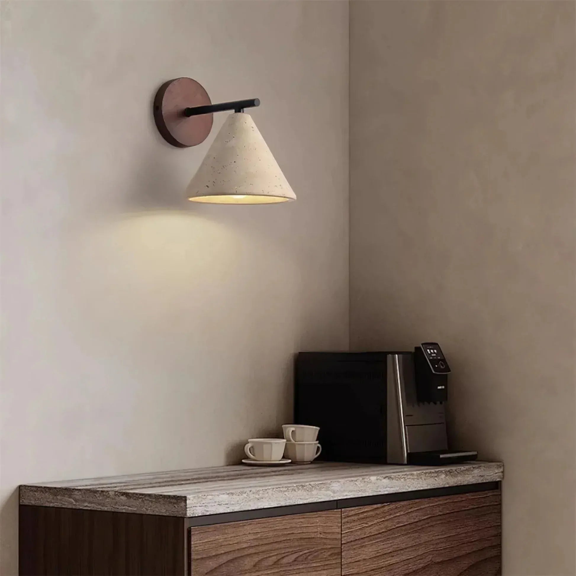 TEROVA – Væglampe i travertinsten med LED-downlight til soveværelse, gang og stue