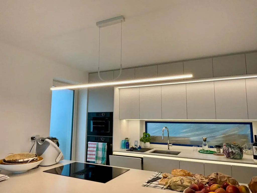 NOXEN – Minimalistisk sort LED-pendellampe til spisestue, køkkenø og stue