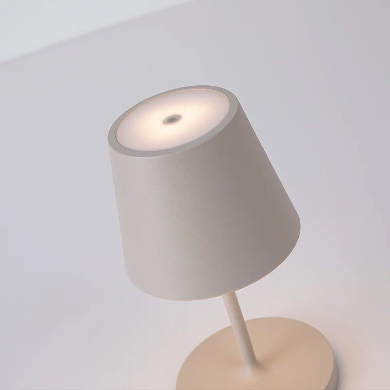 AVA – Genopladelig LED Bordlampe